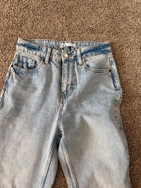 Zara Relaxed Fit Men’s Jeans in Light Blue Wash